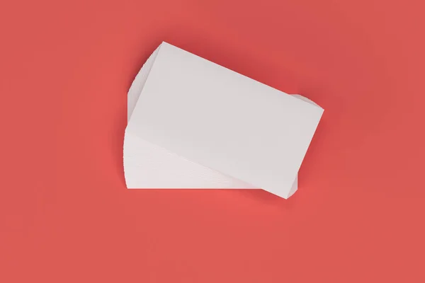 Tarjetas de visita blancas en blanco maqueta sobre fondo rojo —  Fotos de Stock