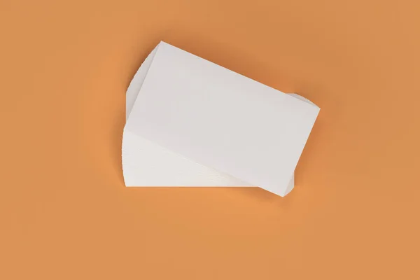Modello di biglietti da visita bianchi in bianco su sfondo arancione — Foto Stock