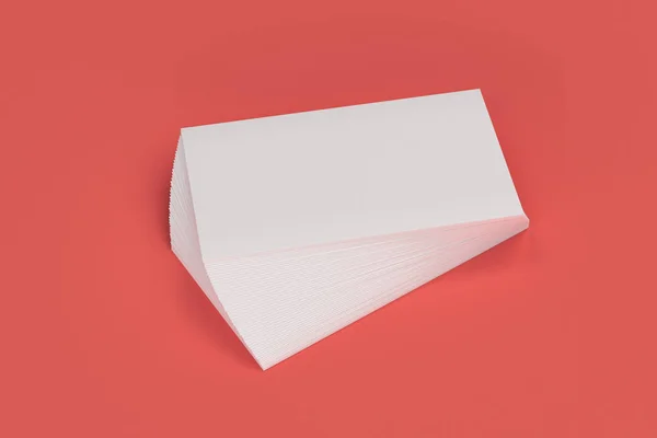Modello di biglietti da visita bianchi in bianco su sfondo rosso — Foto Stock