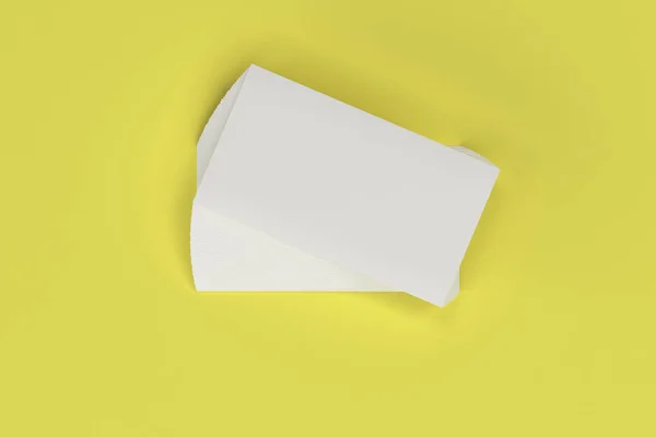 Vit blank visitkort mock-up på gul bakgrund — Stockfoto