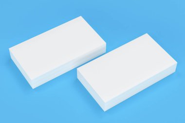 Mavi zemin üzerine beyaz boş kartvizit mock-up