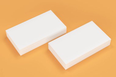 Turuncu zemin üzerine beyaz boş kartvizit mock-up