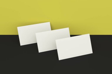Beyaz boş kartvizit mock-up siyah ve sarı adam üzerinde