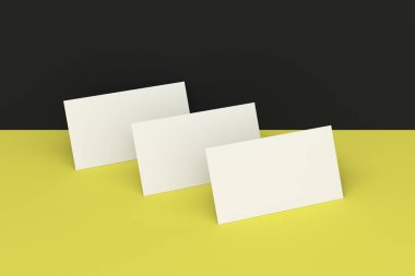 Beyaz boş kartvizit mock-up siyah ve sarı adam üzerinde