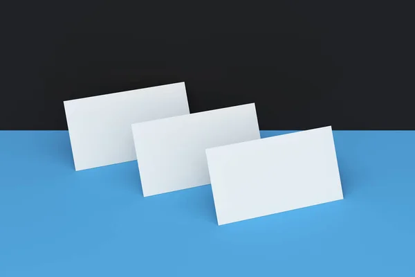 Tarjetas de visita blancas en blanco maqueta sobre fondo negro y azul — Foto de Stock