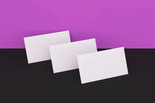 Beyaz boş kartvizit mock-up siyah ve mor adam üzerinde — Stok fotoğraf