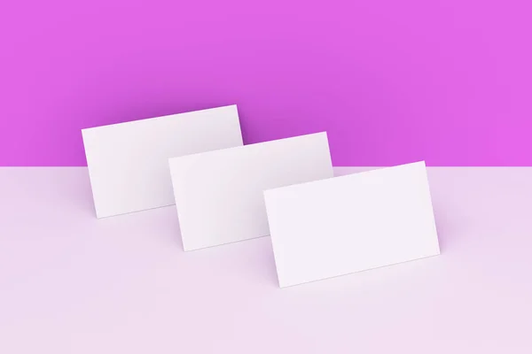 Μακέτα λευκό κενό επαγγελματικές κάρτες σε λευκές και ιώδεις backgroun — Φωτογραφία Αρχείου