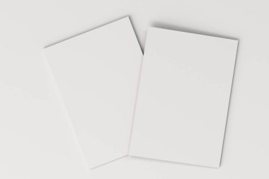 İki boş beyaz kapalı broşür mock-up beyaz arka plan üzerinde