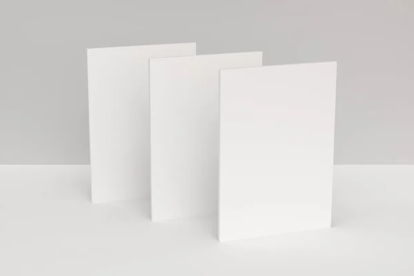 Tři prázdné bílé uzavřené brožura maketa na bílém pozadí — Stock fotografie