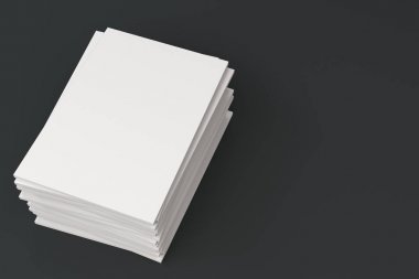 Boş beyaz kapalı broşür mock-up siyah arka plan üzerine yığını