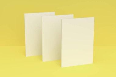 Üç boş beyaz kapalı broşür mock-up Sarı zemin üzerine