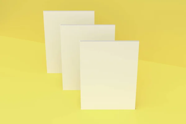 Τρεις κενό λευκό κλειστό φυλλάδιο μακέτα σε κίτρινο φόντο — Φωτογραφία Αρχείου