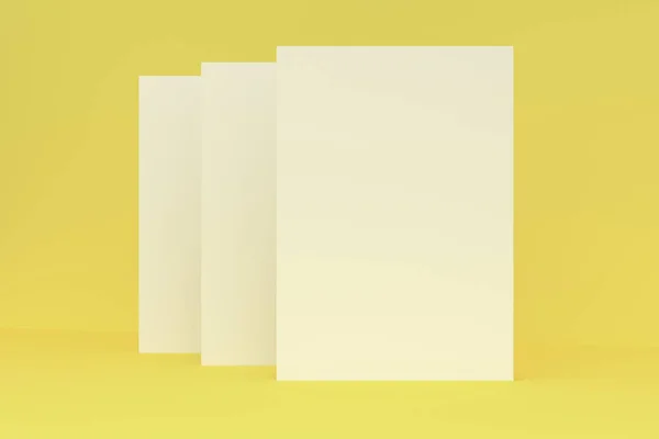 Três branco branco fechado brochura mock-up no fundo amarelo — Fotografia de Stock