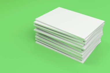 Boş beyaz kapalı broşür mock-up yeşil zemin üzerine yığını