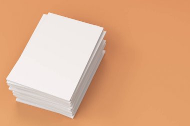 Boş beyaz kapalı broşür mock-up turuncu adam Tarih yığını