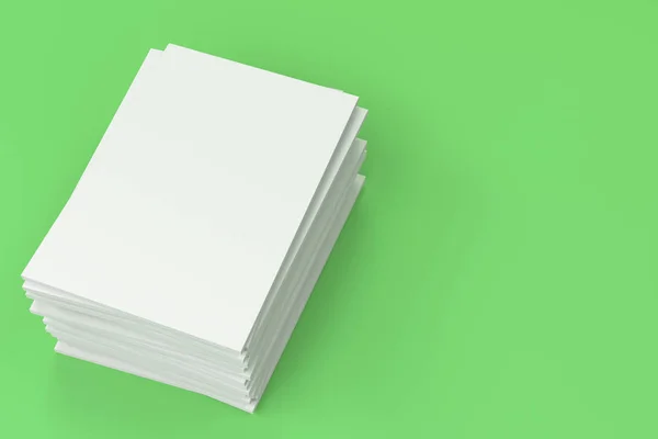 Zásobník prázdných bílých uzavřené brožura maketa na zeleném pozadí — Stock fotografie