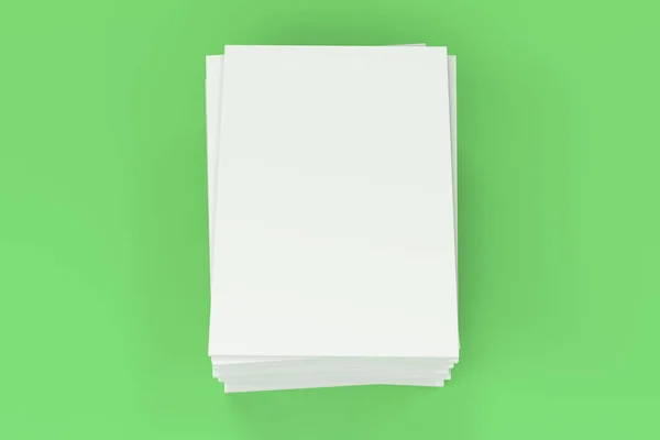 Stack di bianco bianco bianco opuscolo modello chiuso su sfondo verde — Foto Stock