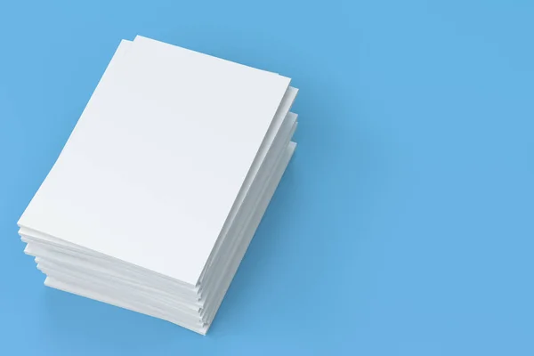 Pilha de branco branco fechado brochura mock-up no fundo azul — Fotografia de Stock