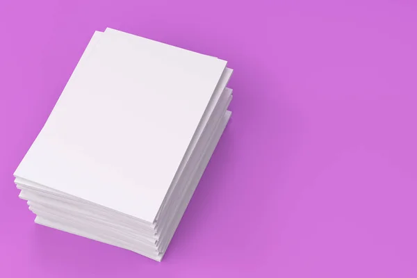 Zásobník prázdných bílých uzavřené brožura maketa na fialové poza — Stock fotografie
