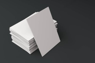 Boş beyaz kapalı broşür mock-up siyah arka plan üzerine yığını