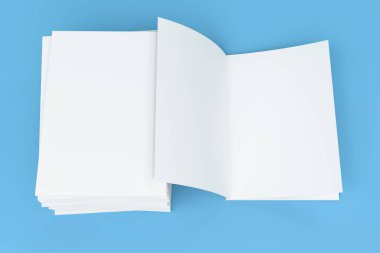 Yığın boş beyaz kapalı ve bir açık broşür mock-up blu üzerinde