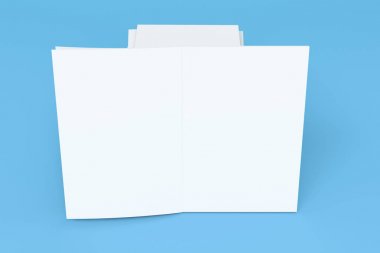 Yığın boş beyaz kapalı ve bir açık broşür mock-up blu üzerinde