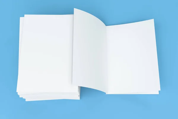 Stack di bianco bianco bianco chiuso e un modello di opuscolo aperto su blu — Foto Stock