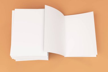 Yığın boş beyaz kapalı ve bir açık broşür mock-up ora üzerinde