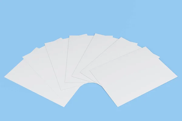 Bianco bianco flyer mockup su sfondo blu — Foto Stock