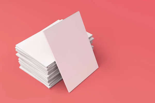 Zásobník prázdných bílých uzavřené brožura maketa na červeném pozadí — Stock fotografie