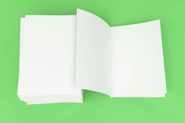 Yığın boş beyaz kapalı ve bir açık broşür mock-up gre üzerinde