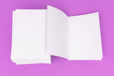 Yığın boş beyaz kapalı ve bir açık broşür mock-up vio üzerinde
