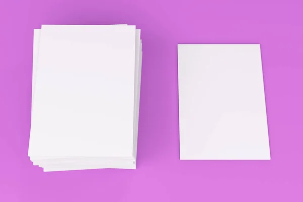 Stapel leerer weißer geschlossener Broschüren-Attrappen auf violettem Hintergrund — Stockfoto