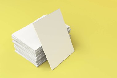 Boş beyaz kapalı broşür mock-up sarı adam Tarih yığını