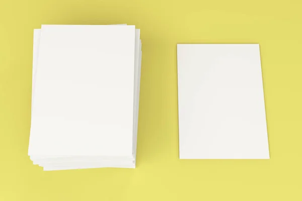 Pilha de branco branco fechado brochura mock-up em backgroun amarelo — Fotografia de Stock