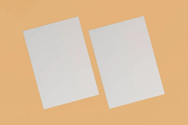 Dois panfletos brancos em branco mockup no fundo laranja — Fotografia de Stock