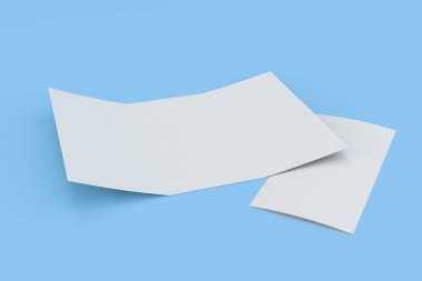 Mavi arka plan üzerinde boş beyaz açık üç katlı broşür mockup