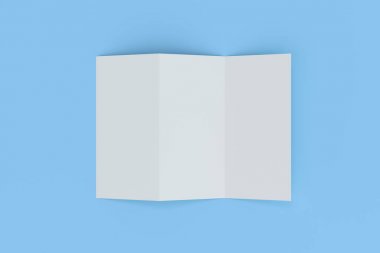 Boş beyaz üç katlı broşür mockup mavi zemin üzerine
