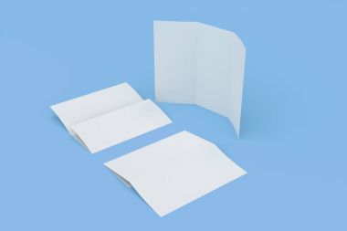 Boş beyaz üç katlı broşür mockup mavi zemin üzerine