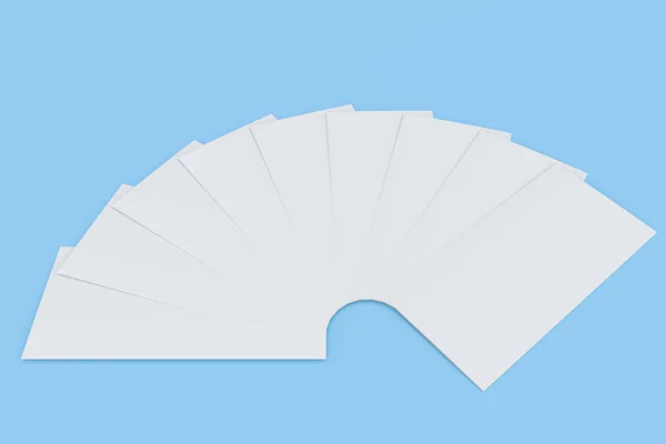 Blank vit tre vik broschyr mockup på blå bakgrund — Stockfoto