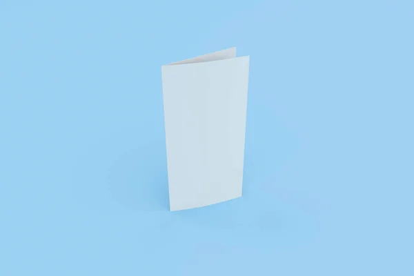 Folleto blanco en blanco de dos pliegues maqueta sobre fondo azul — Foto de Stock