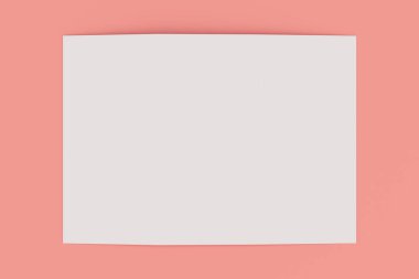 Boş beyaz açık üç broşür mockup kırmızı zemin üzerine katlayın.