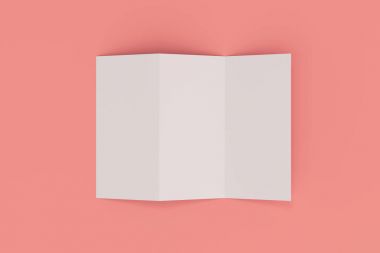 Boş beyaz üç katlı broşür mockup kırmızı zemin üzerine