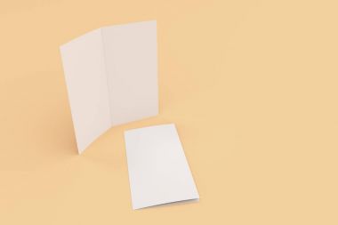 Boş beyaz iki kat broşürü mockup turuncu zemin üzerine