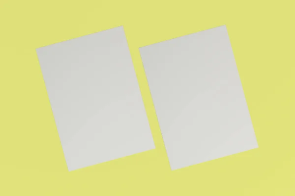 Két üres fehér szórólapok makett a sárga háttér — Stock Fotó