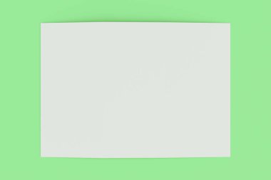 Yeşil zemin üzerine boş beyaz açık üç katlı broşür mockup