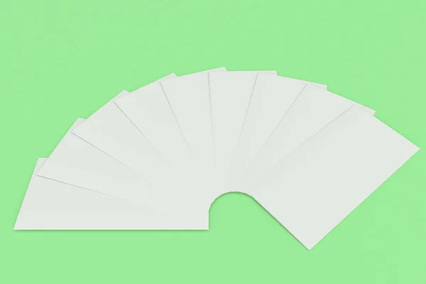 Prázdné bílé trojnásobně brožura maketa na zeleném pozadí — Stock fotografie
