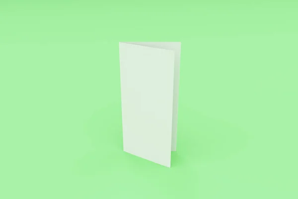 Порожній білий закритий трикомпонентний макет брошури на зеленому фоні — стокове фото