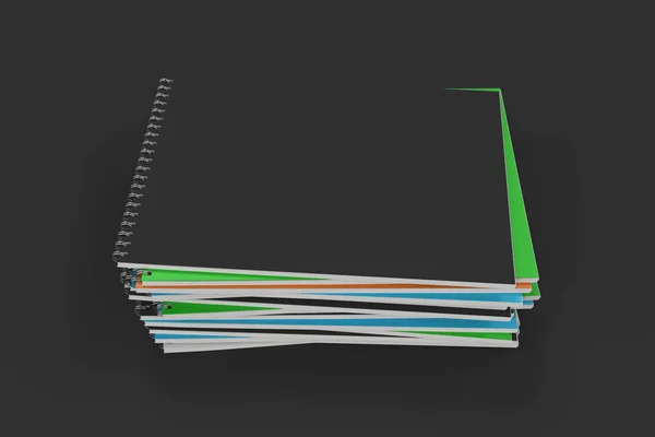 Zásobník vícebarevné notebooků s kovová spirála vázané na černém pozadí — Stock fotografie