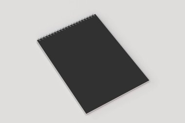 Beyaz zemin üzerine boş siyah defter metal spiral ile bağlı